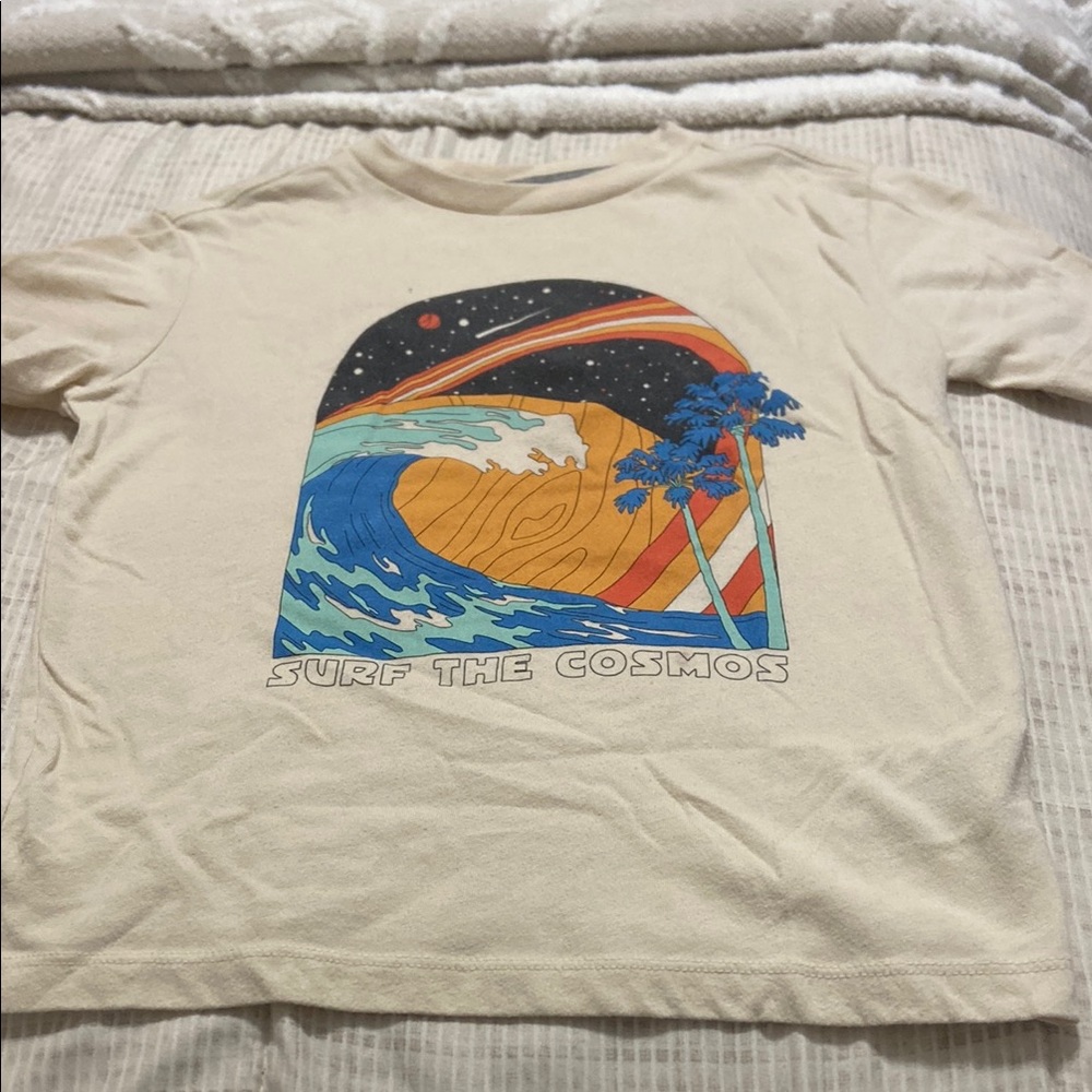 🟢10x$20 Old Navy Cream and Blue Short Sleeve Tee with Retro Beach Design